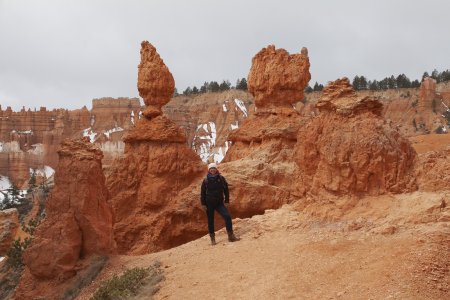 Beneden in de canyon kun je tussen de hoodoos door lopen